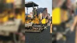 Pavimentadora de asfalto sobre orugas GYA4500 en funcionamiento