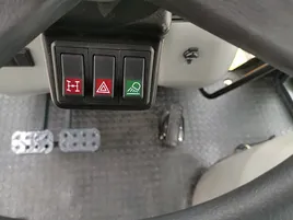 Sistema de frenos hidráulicos húmedos con control de doble pedal